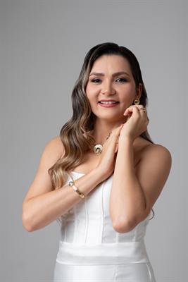 Retrato de Val Ribeiro com acessórios dourados