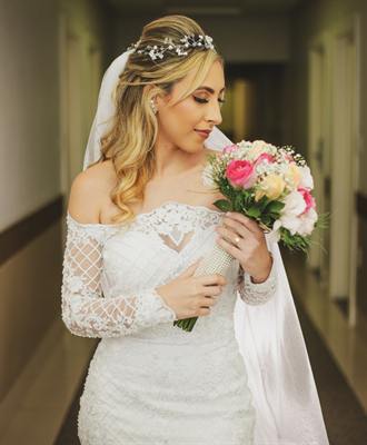 Close de noiva com tiara e maquiagem em tons de rosa